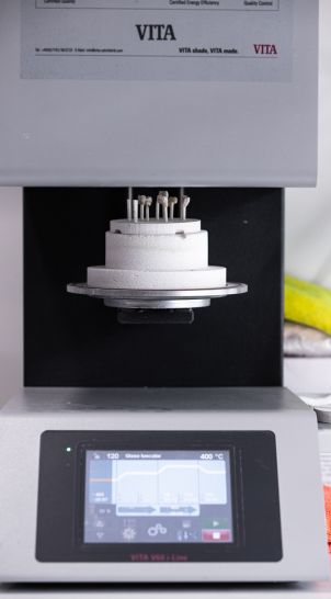 Horno cerámico VITA utilizado para la fabricación y sinterización de prótesis dentales en Juiz Dental
